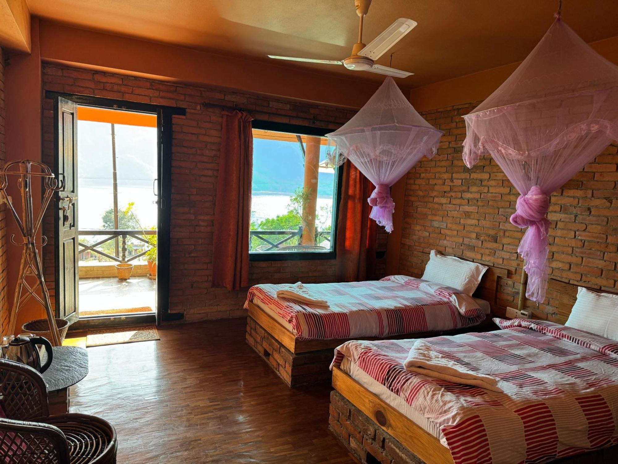 Nar-Bis Hotel Pokhara Esterno foto