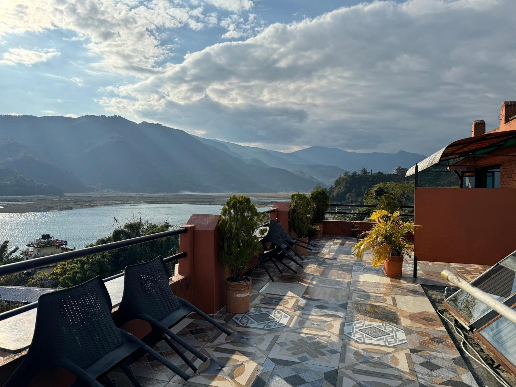 Nar-Bis Hotel Pokhara Esterno foto