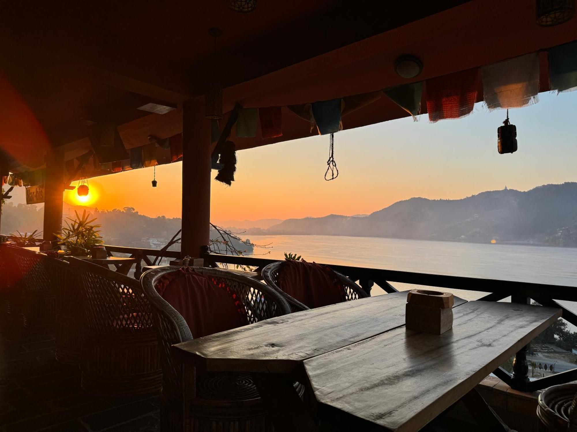 Nar-Bis Hotel Pokhara Esterno foto