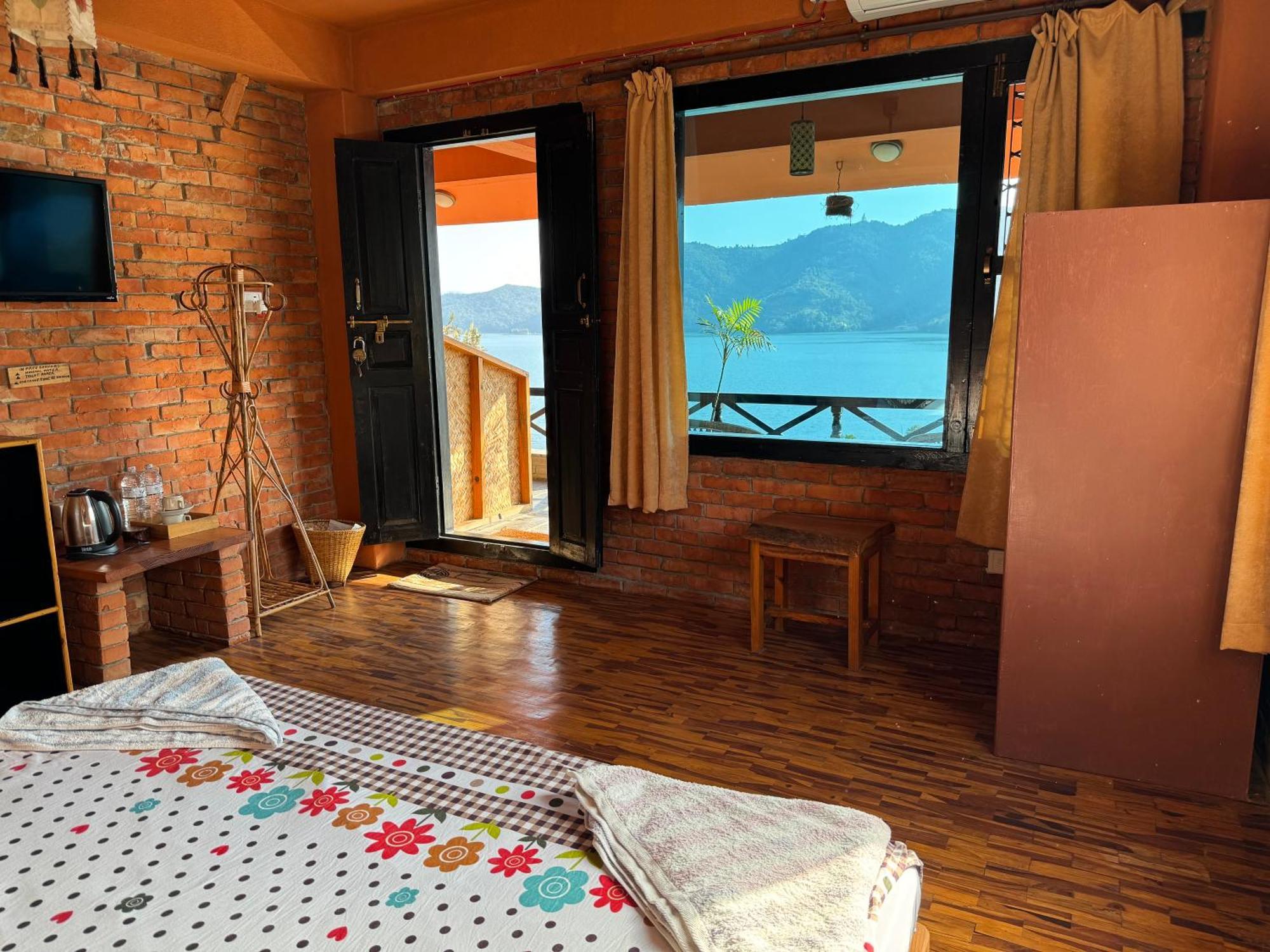Nar-Bis Hotel Pokhara Esterno foto