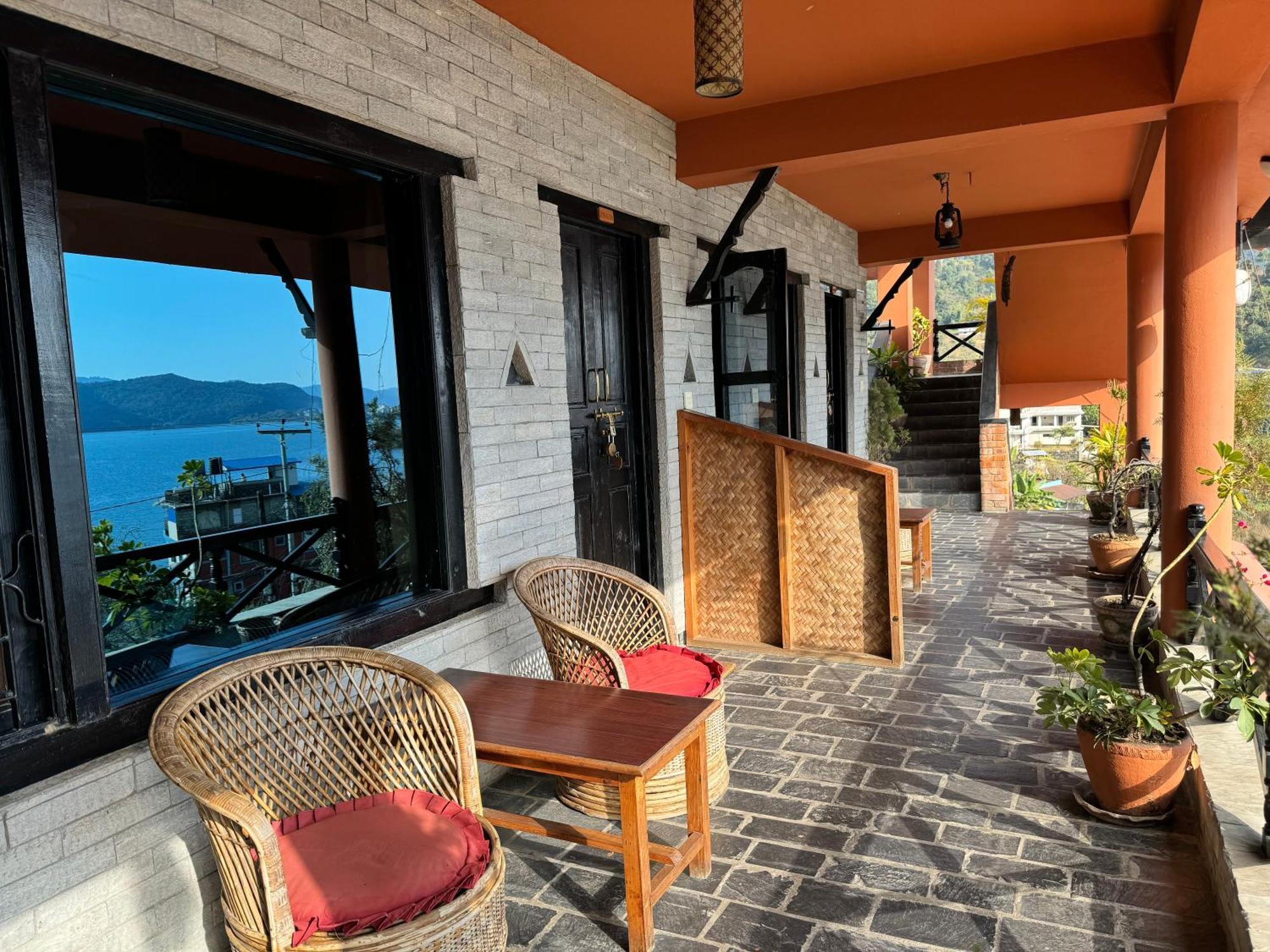 Nar-Bis Hotel Pokhara Esterno foto