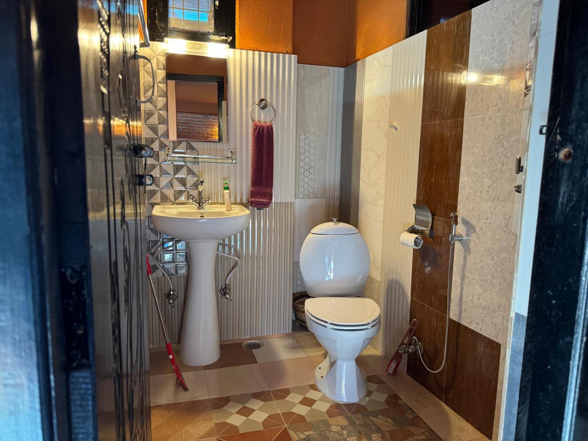 Nar-Bis Hotel Pokhara Esterno foto