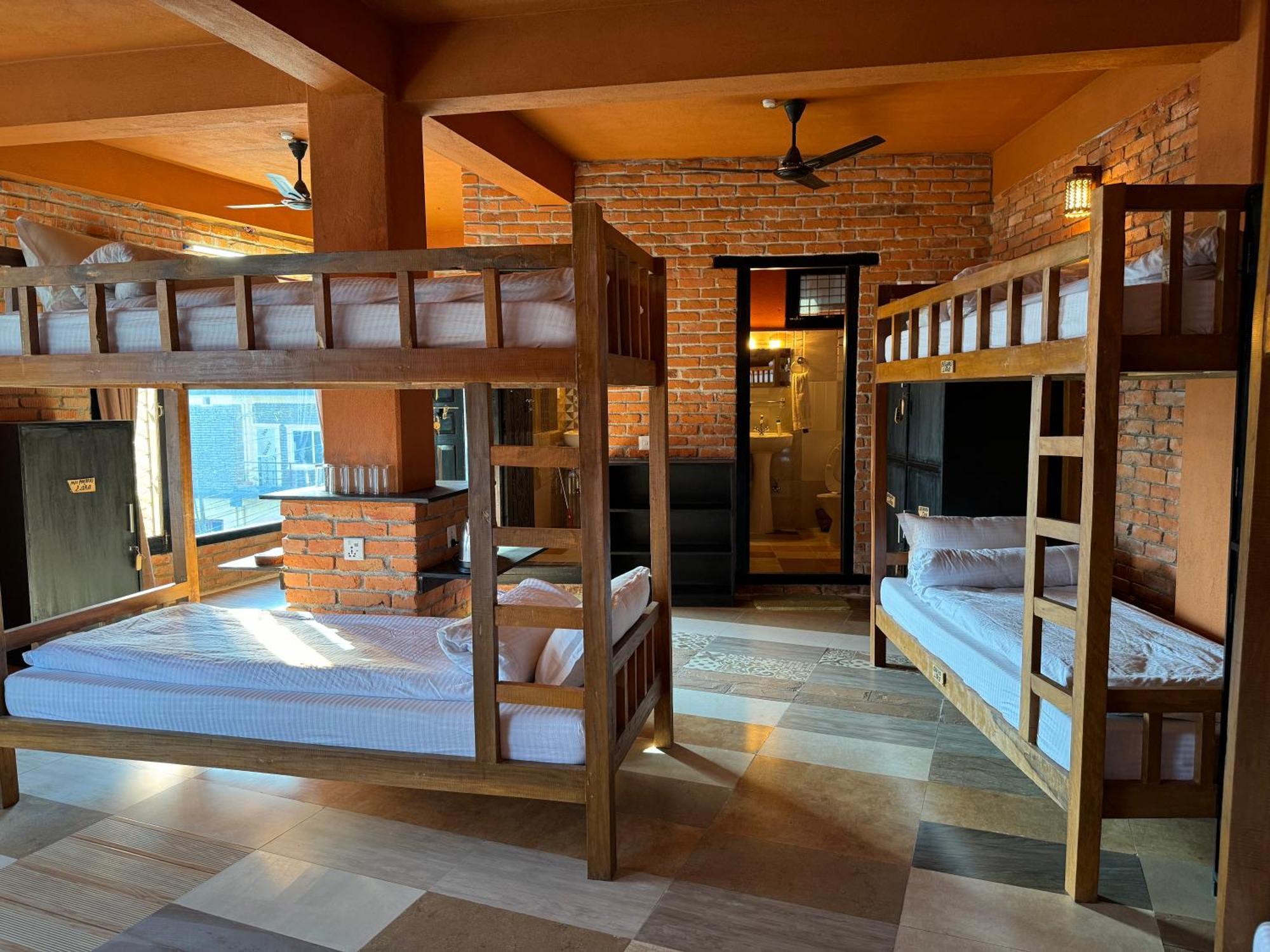 Nar-Bis Hotel Pokhara Esterno foto