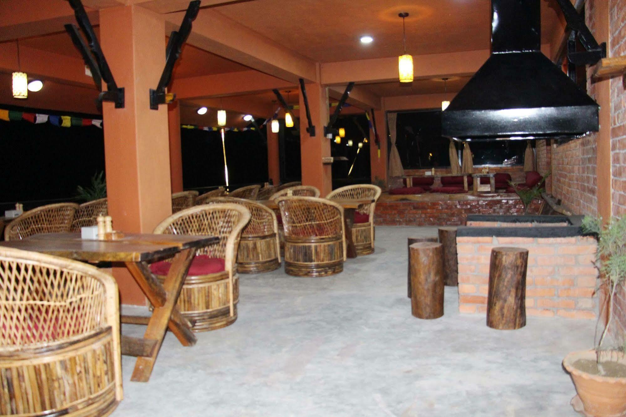 Nar-Bis Hotel Pokhara Esterno foto