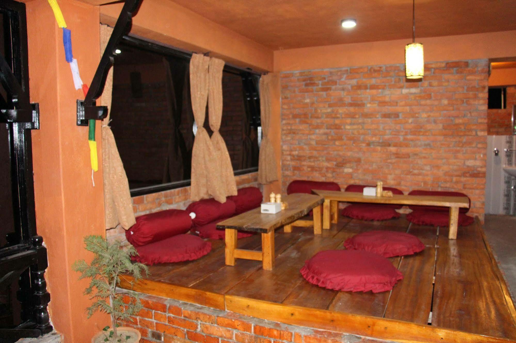 Nar-Bis Hotel Pokhara Esterno foto