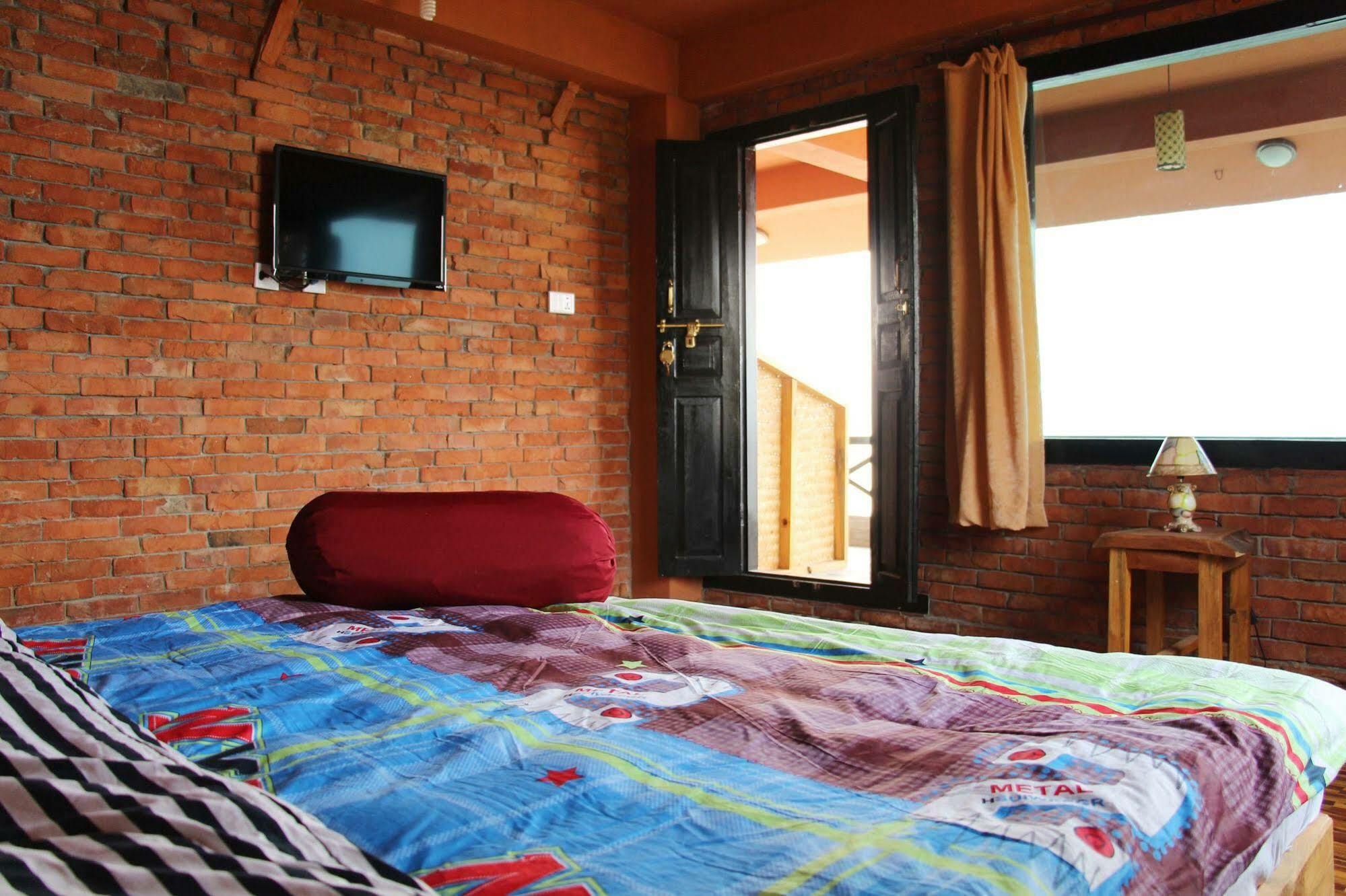 Nar-Bis Hotel Pokhara Esterno foto
