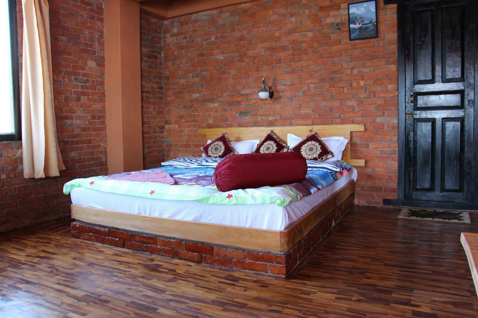 Nar-Bis Hotel Pokhara Esterno foto