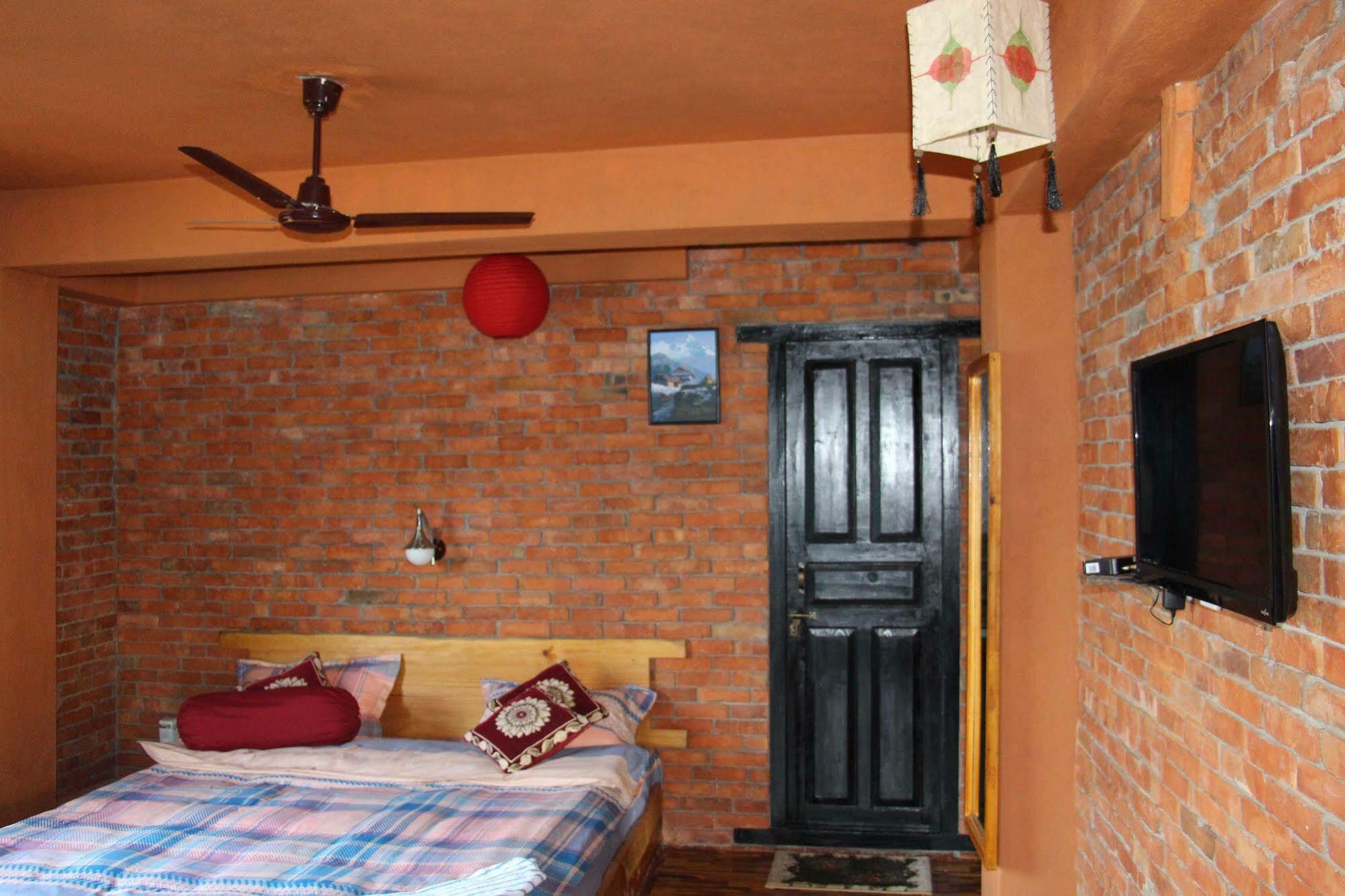 Nar-Bis Hotel Pokhara Esterno foto