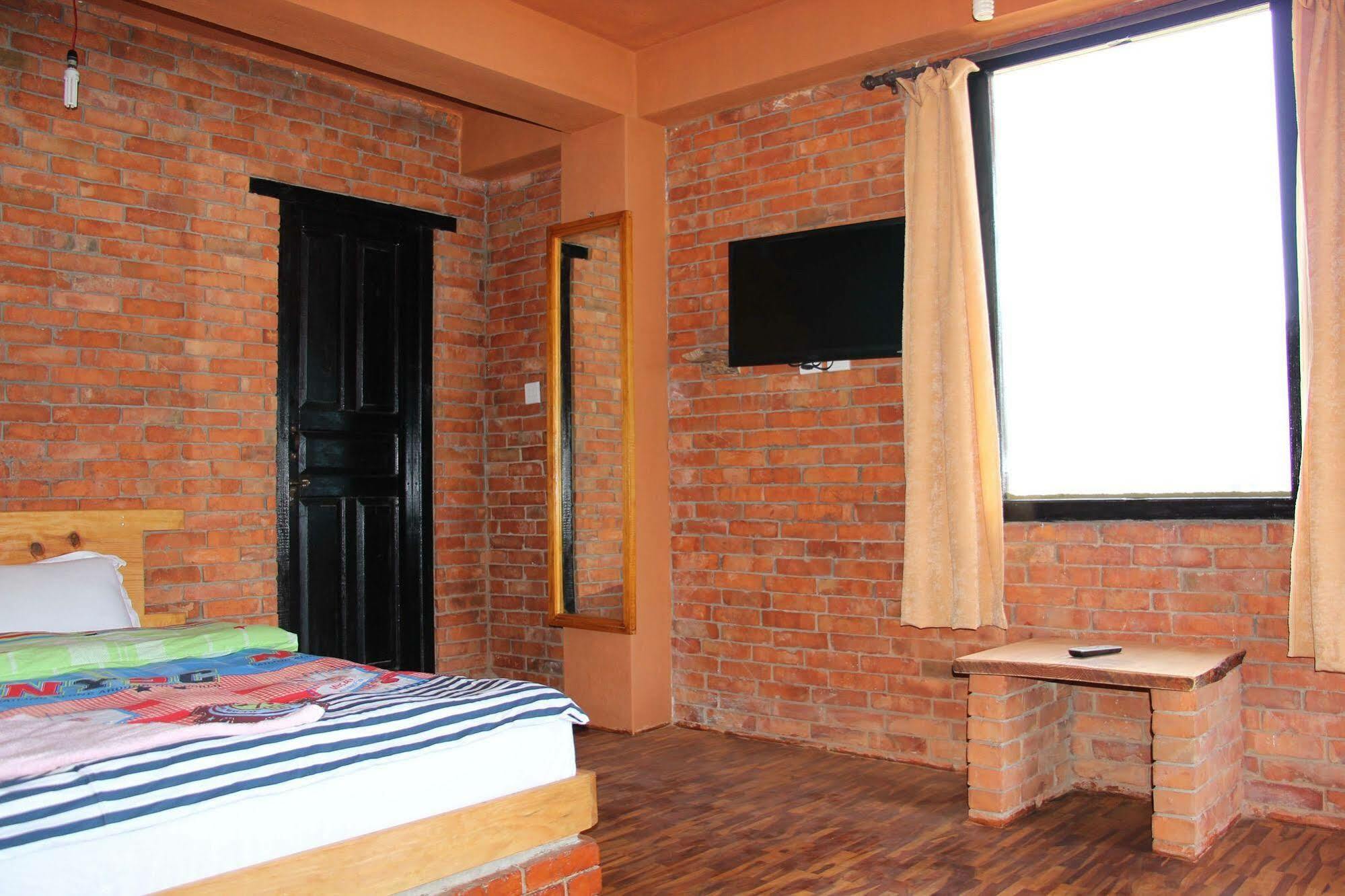 Nar-Bis Hotel Pokhara Esterno foto