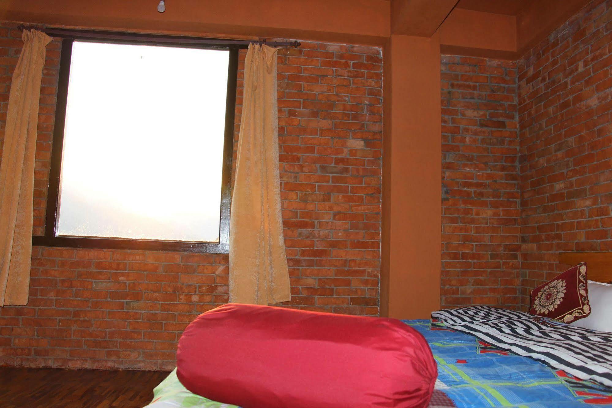 Nar-Bis Hotel Pokhara Esterno foto